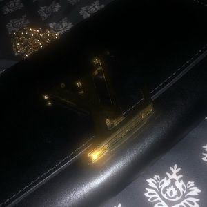 Louis Vuitton leather chain GM clutch bag.